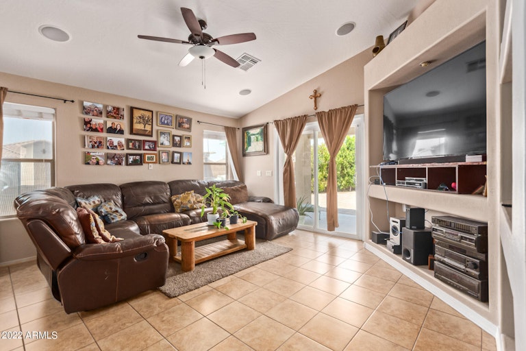 Photo 4 of 28 - 378 W Santa Gertrudis Cir, San Tan Valley, AZ 85143