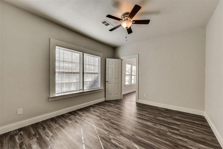 Photo 12 of 19 - 920 S Edgefield Ave, Dallas, TX 75208
