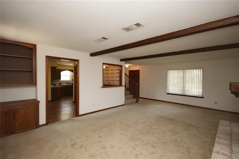 Photo 13 of 31 - 7507 Renmark Ln, Houston, TX 77070