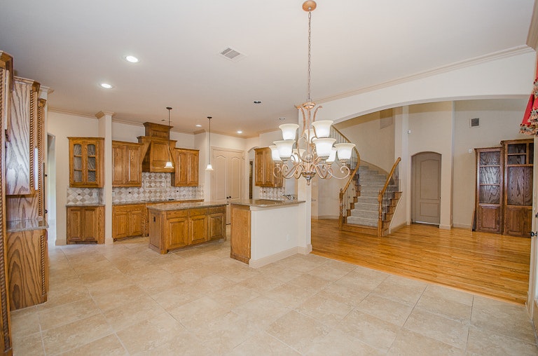 Photo 8 of 47 - 3006 Queen Ann Ct, Arlington, TX 76001
