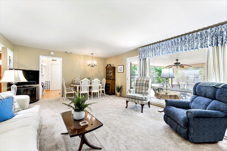 Photo 4 of 31 - 3359 Becerra Way, Sacramento, CA 95821