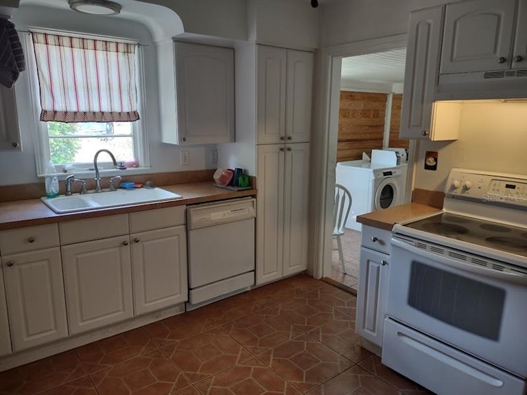 Photo 6 of 56 - 2256 Burlington Ave N, Saint Petersburg, FL 33713
