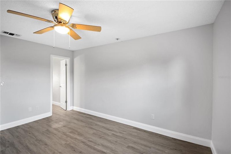 Photo 12 of 23 - 125 E Iris Dr, Orange City, FL 32763
