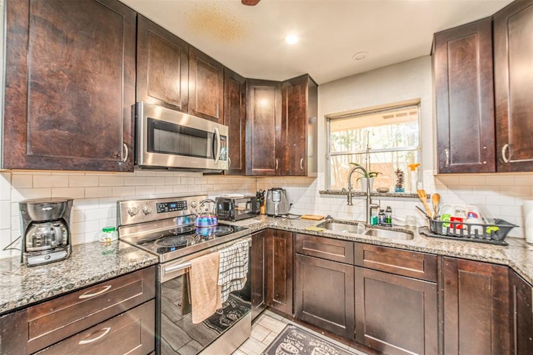Photo 15 of 23 - 3805 Glenmont Dr, Fort Worth, TX 76133
