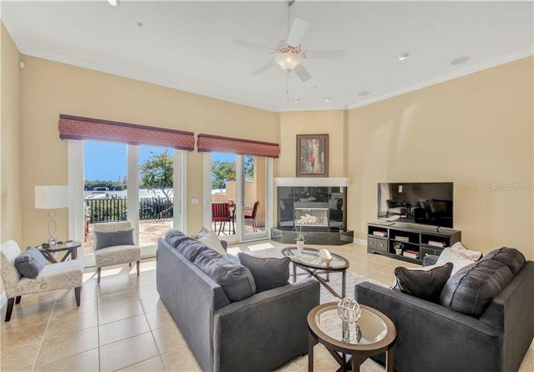Photo 8 of 25 - 1040 Paseo Del Rio NE, Saint Petersburg, FL 33702