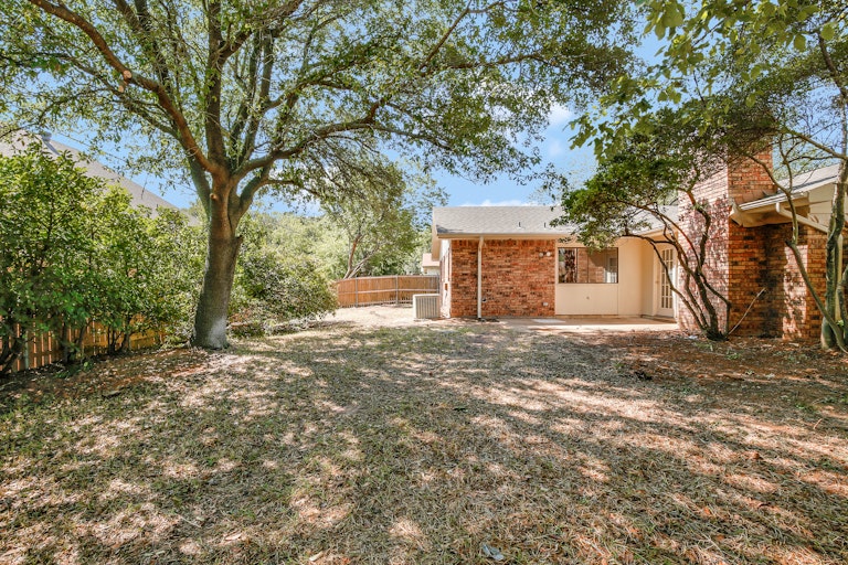 Photo 23 of 25 - 2324 Chinaberry Dr, Bedford, TX 76021