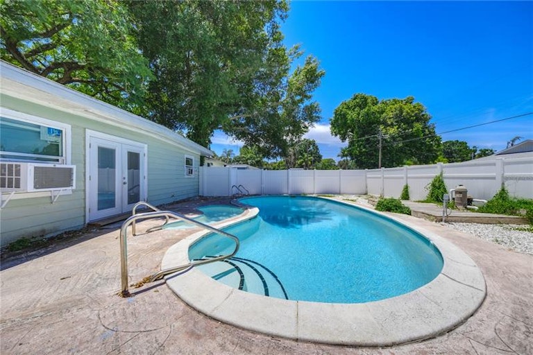 Photo 4 of 14 - 2615 19th St, Sarasota, FL 34234