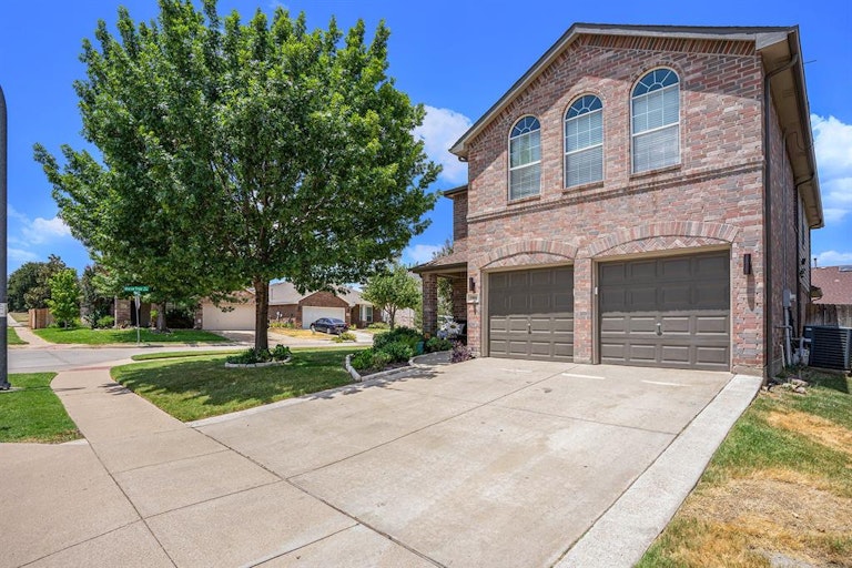 Photo 2 of 34 - 5901 Westgate Dr, Fort Worth, TX 76179