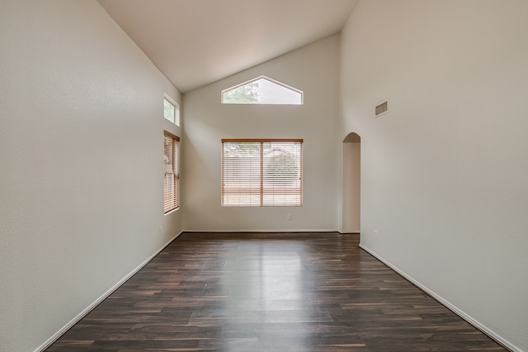 Photo 5 of 23 - 4038 W Abraham Ln, Glendale, AZ 85308