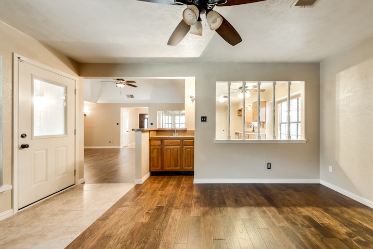 Photo 9 of 30 - 253 Bellwood Dr, Garland, TX 75040