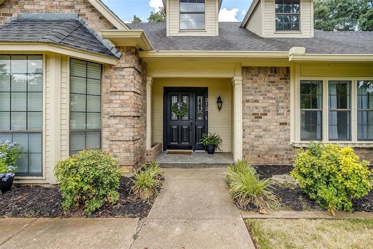 Photo 3 of 40 - 312 Emerald Ct, Burleson, TX 76028