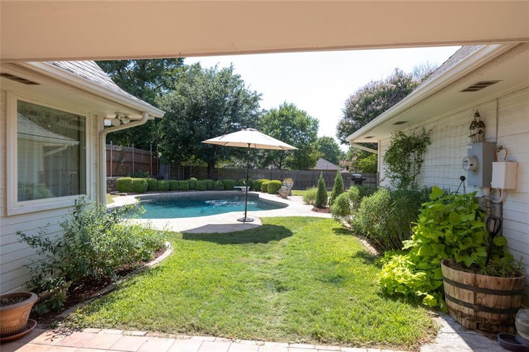 Photo 22 of 27 - 541 Indian Creek Dr, Roanoke, TX 76262