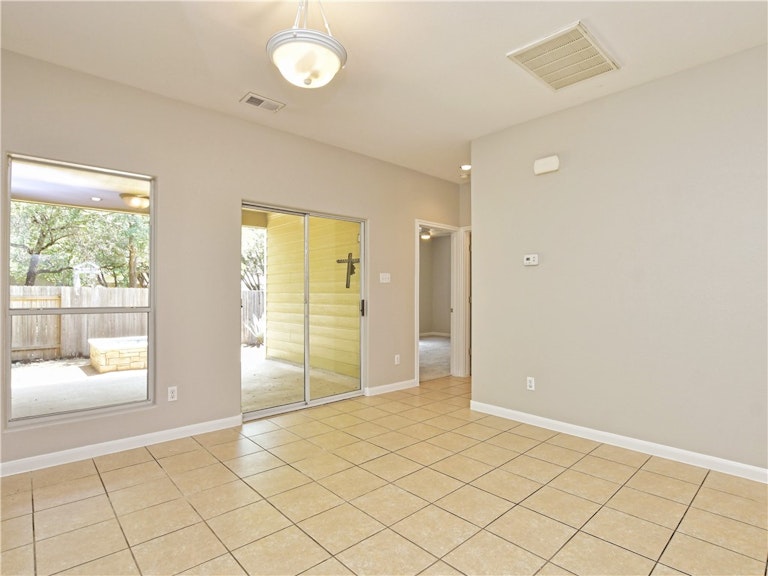 Photo 15 of 40 - 2116 Amur Dr, Austin, TX 78745