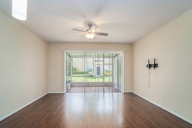 Photo 5 of 13 - 8364 72nd St E, Bradenton, FL 34201