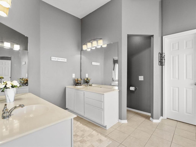 Photo 27 of 38 - 4133 Walnut Creek Ct, Fort Worth, TX 76137