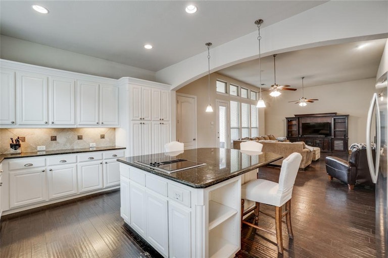 Photo 9 of 33 - 2930 Aerial Dr, Frisco, TX 75033