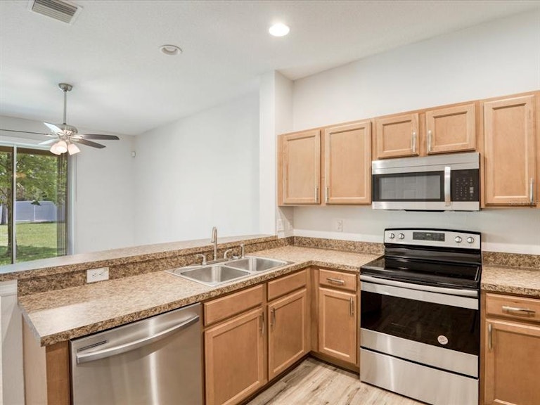 Photo 15 of 30 - 8818 Red Beechwood Ct, Riverview, FL 33578