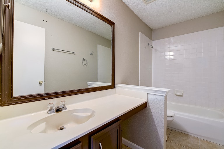 Photo 23 of 37 - 9032 Elbe Trl, Fort Worth, TX 76118