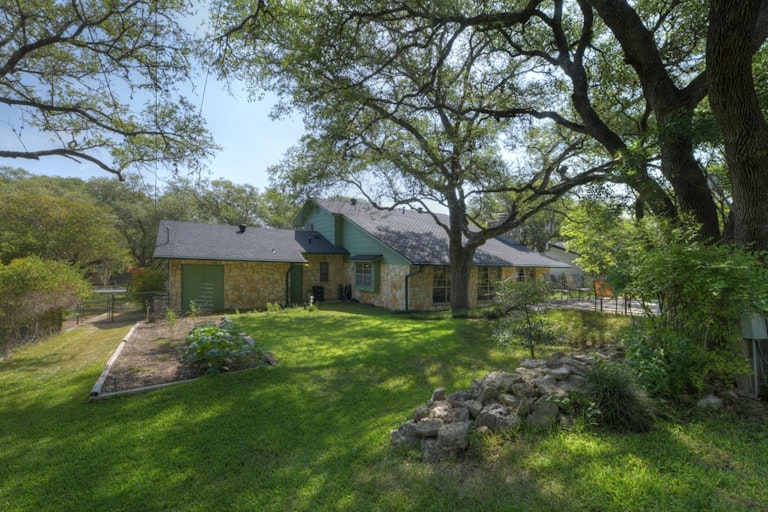Photo 23 of 24 - 6 Mission Dr, New Braunfels, TX 78130