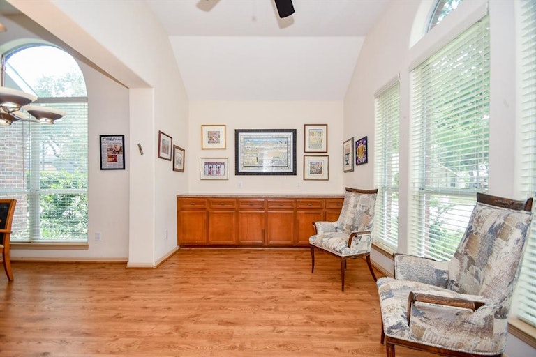 Photo 6 of 34 - 7702 Flax Dr, Houston, TX 77071