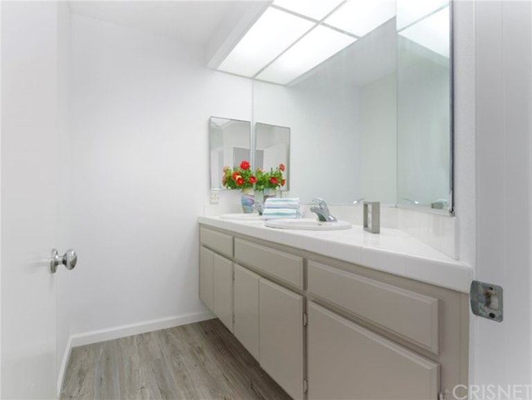 Photo 16 of 28 - 27237 Blakely Pl, Valencia, CA 91354