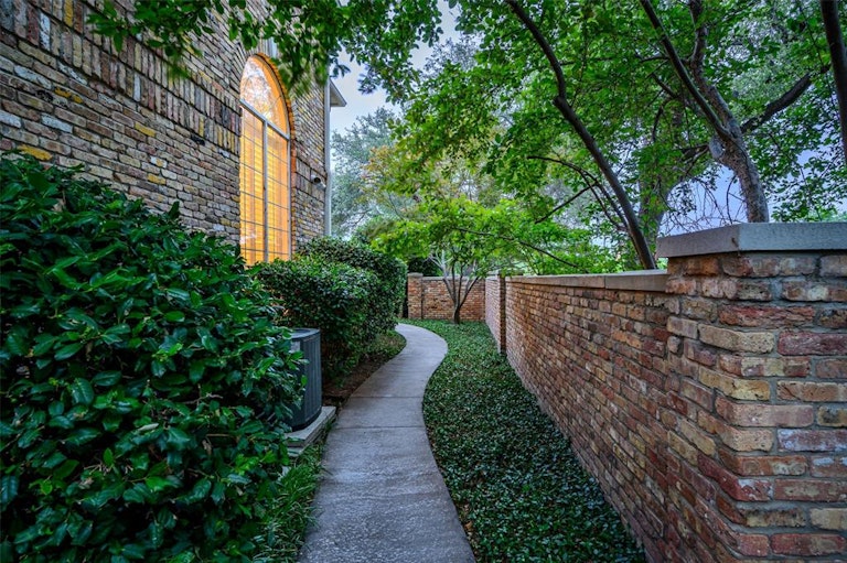 Photo 3 of 35 - 13703 Creekside Pl, Dallas, TX 75240