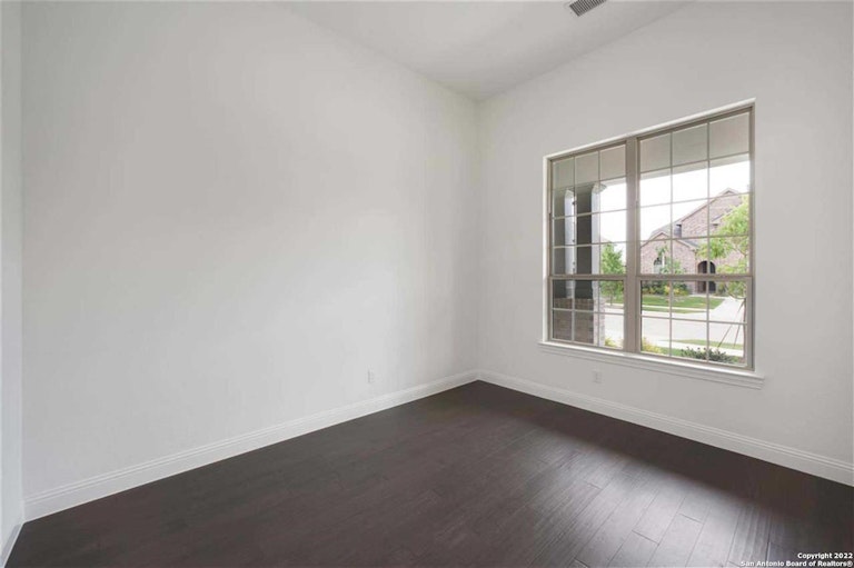 Photo 3 of 25 - 1915 Privet Rd, New Braunfels, TX 78132
