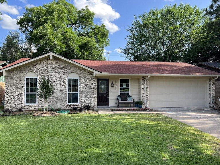 Photo 1 of 27 - 2038 Pebblebrook Trl, Irving, TX 75060