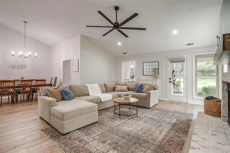 Photo 6 of 40 - 312 Emerald Ct, Burleson, TX 76028