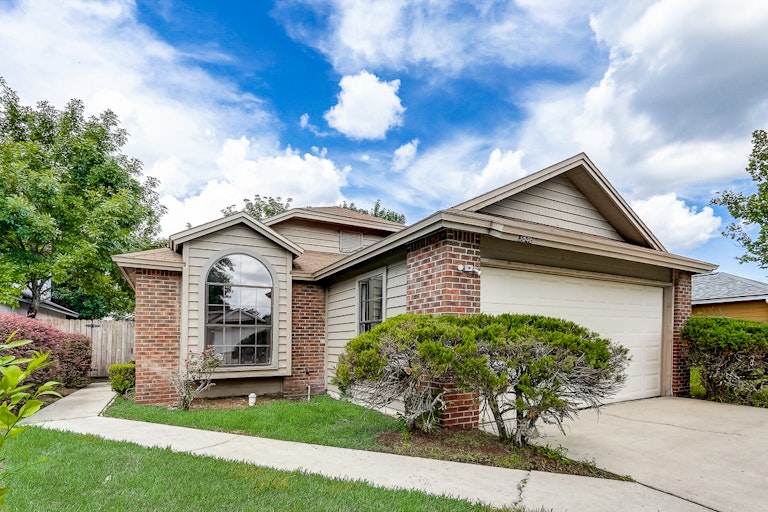 Photo 1 of 32 - 3846 Union Pacific Dr E, Jacksonville, FL 32246