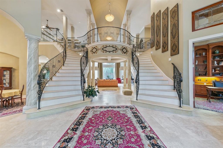 Photo 4 of 39 - 520 Blalock Rd, Houston, TX 77024