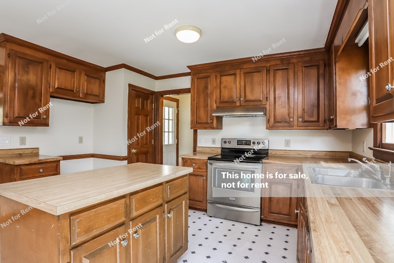 Photo 2 of 24 - 1716 Carrington Dr, Raleigh, NC 27615