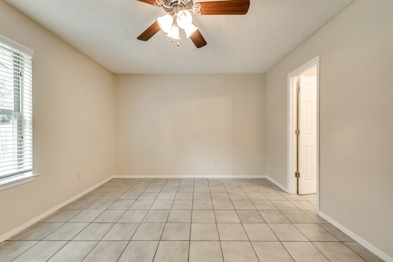 Photo 10 of 28 - 925 Old Mill Cir, Irving, TX 75061