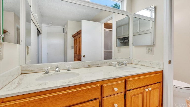 Photo 16 of 32 - 8747 Oland Dr, Sun Valley, CA 91352