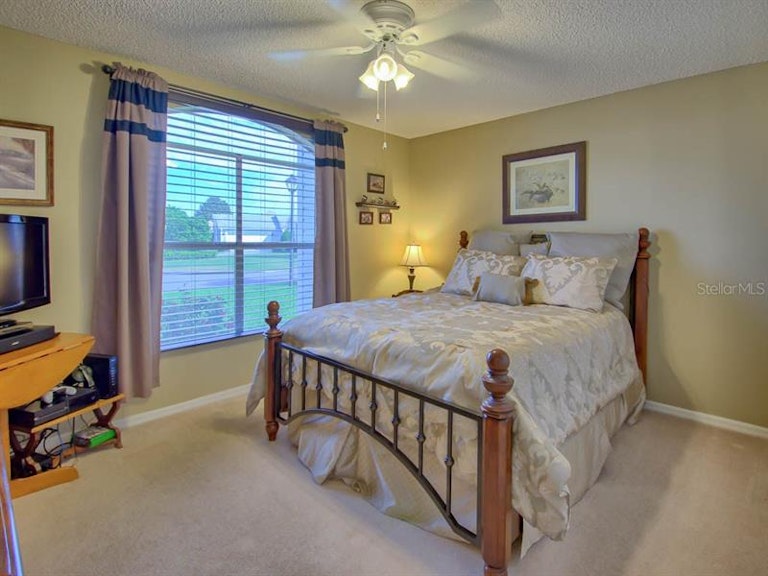 Photo 16 of 25 - 824 Ramos Dr, Lady Lake, FL 32159