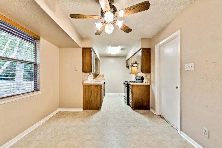 Photo 7 of 29 - 509 Kingfisher Ct, Denton, TX 76209