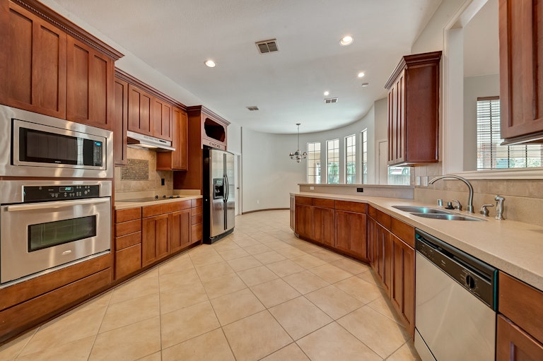 Photo 2 of 32 - 1105 NW Renfro St, Burleson, TX 76028