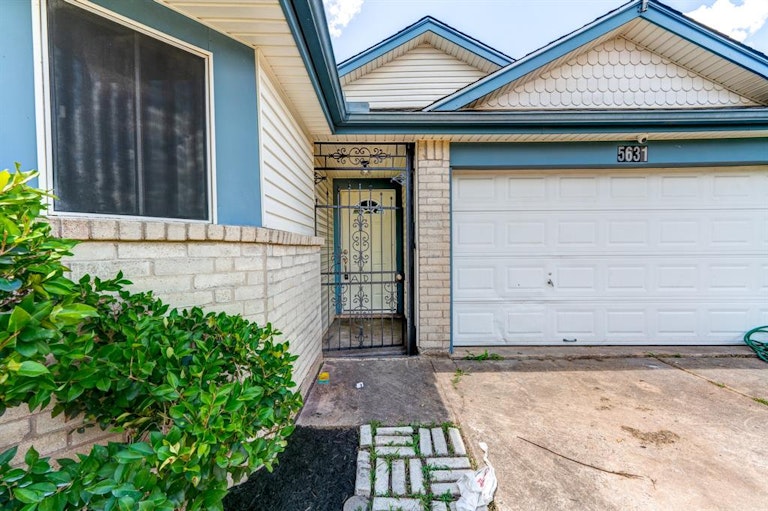 Photo 4 of 28 - 5631 Gineridge Dr, Houston, TX 77053