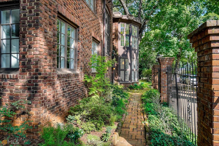 Photo 5 of 59 - 898 Briarcliff Rd NE, Atlanta, GA 30306