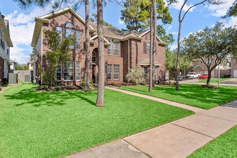 Photo 1 of 31 - 19119 Canyon Vista Ct, Tomball, TX 77377