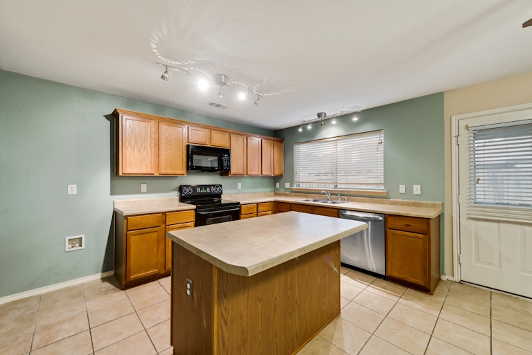 Photo 3 of 25 - 3700 Diamond Ranch Rd, Roanoke, TX 76262