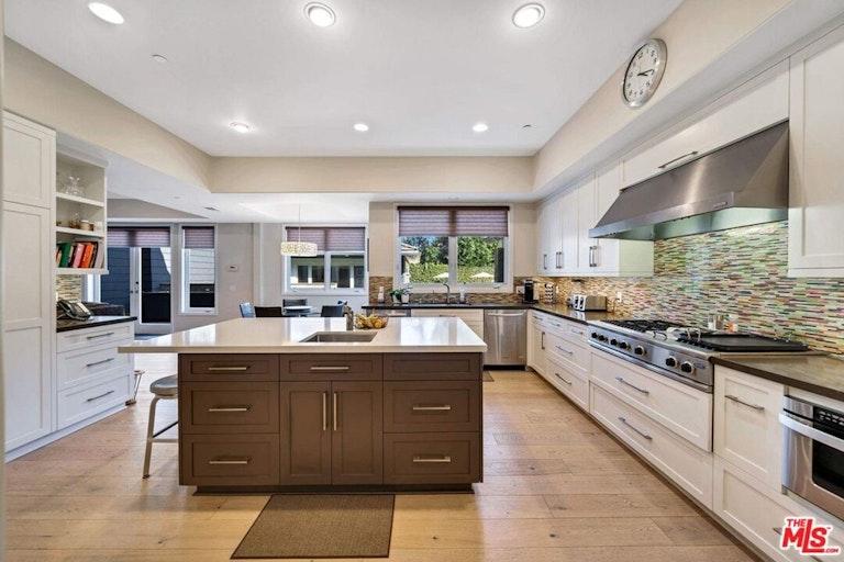 Photo 13 of 43 - 11706 Chaparal St, Los Angeles, CA 90049