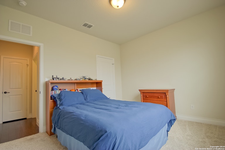 Photo 16 of 25 - 27403 Valle Blf, Boerne, TX 78015