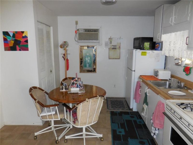 Photo 16 of 21 - 700 Sunset Ave, Orange City, FL 32763