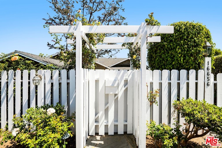 Photo 3 of 54 - 16656 Linda Ter, Pacific Palisades, CA 90272