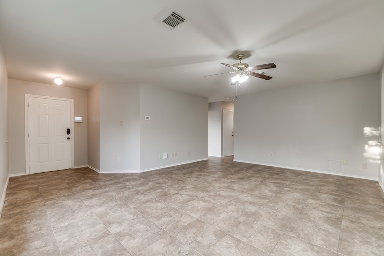 Photo 6 of 22 - 9534 Andrew Pt, San Antonio, TX 78251