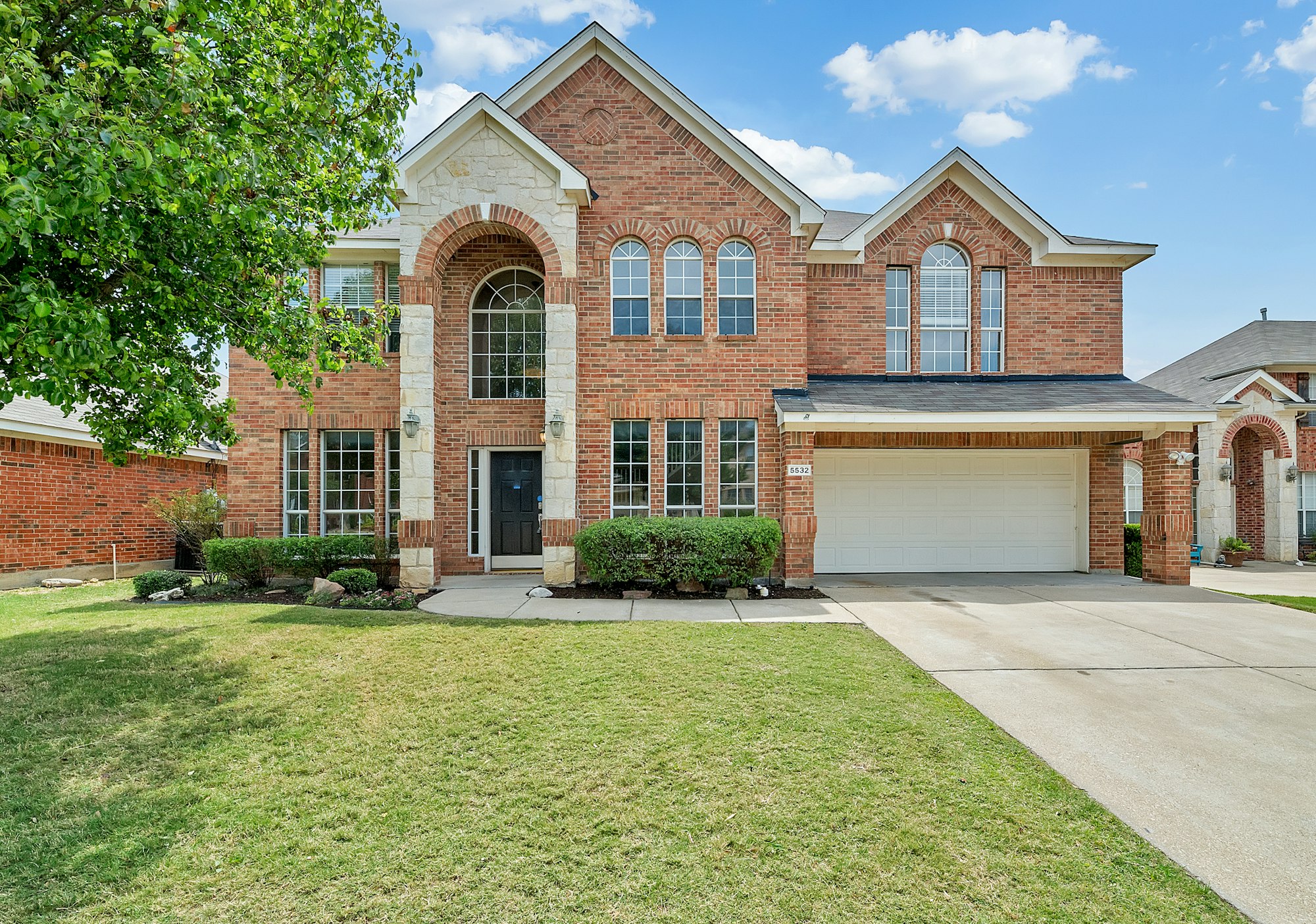Photo 1 of 33 - 5532 Monthaven Dr, Fort Worth, TX 76137