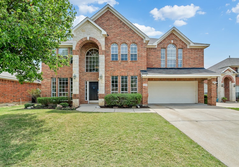 Photo 1 of 33 - 5532 Monthaven Dr, Fort Worth, TX 76137