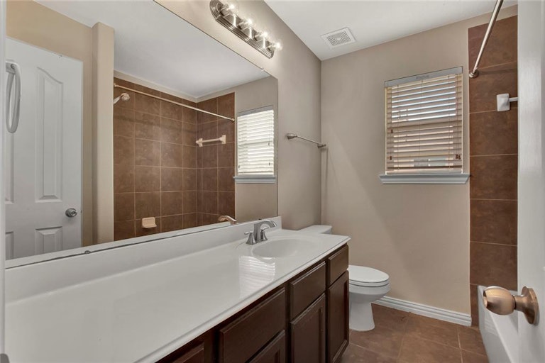 Photo 18 of 28 - 8302 Quest Ct, Rosharon, TX 77583