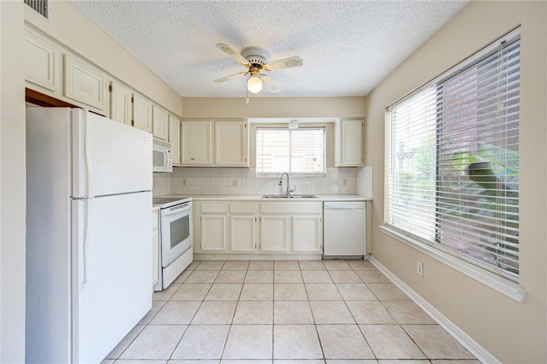 Photo 30 of 37 - 12200 Overbrook Ln #31A, Houston, TX 77077